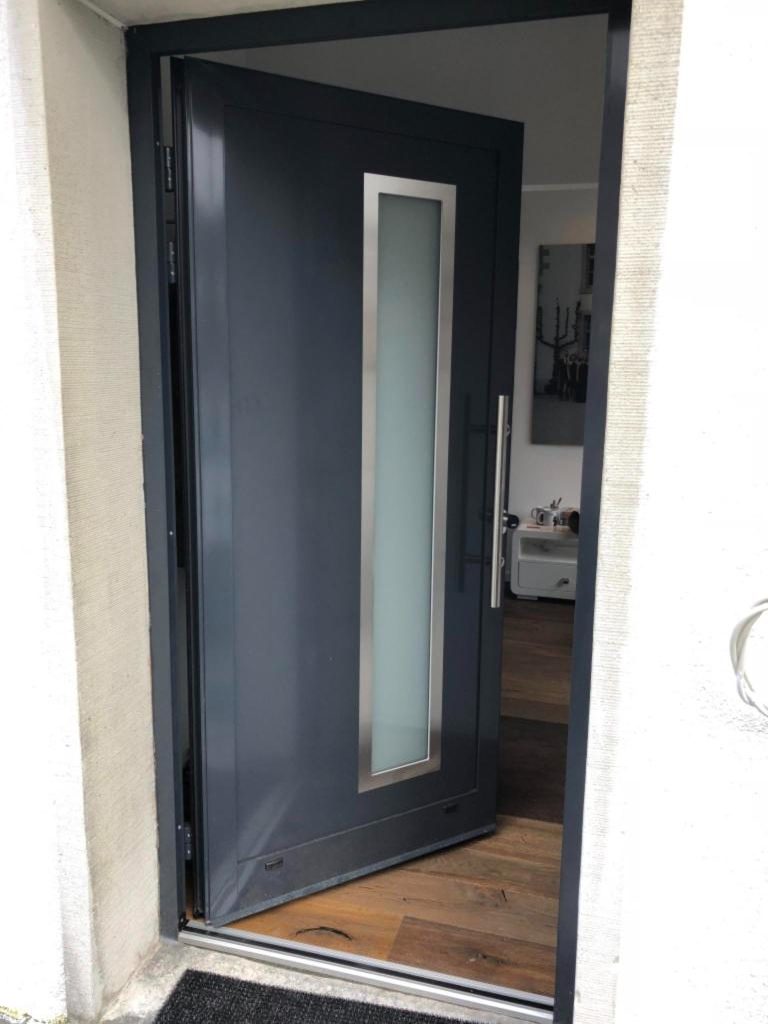 Moderne Haustür in Anthrazit mit Glaselement