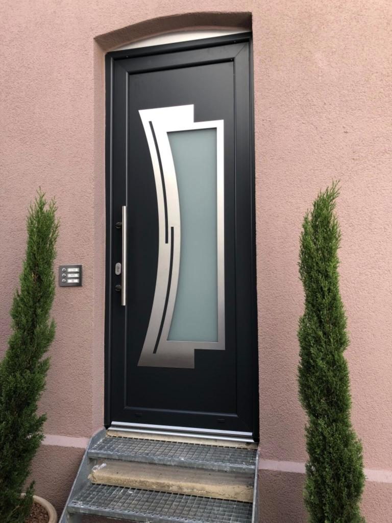 Anthrazitfarbene Haustür mit Edelstahl-Applikation
