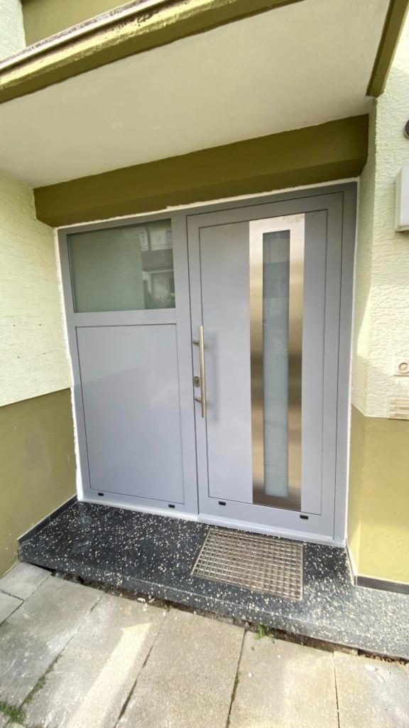 Graue Haustür mit Seitenteil