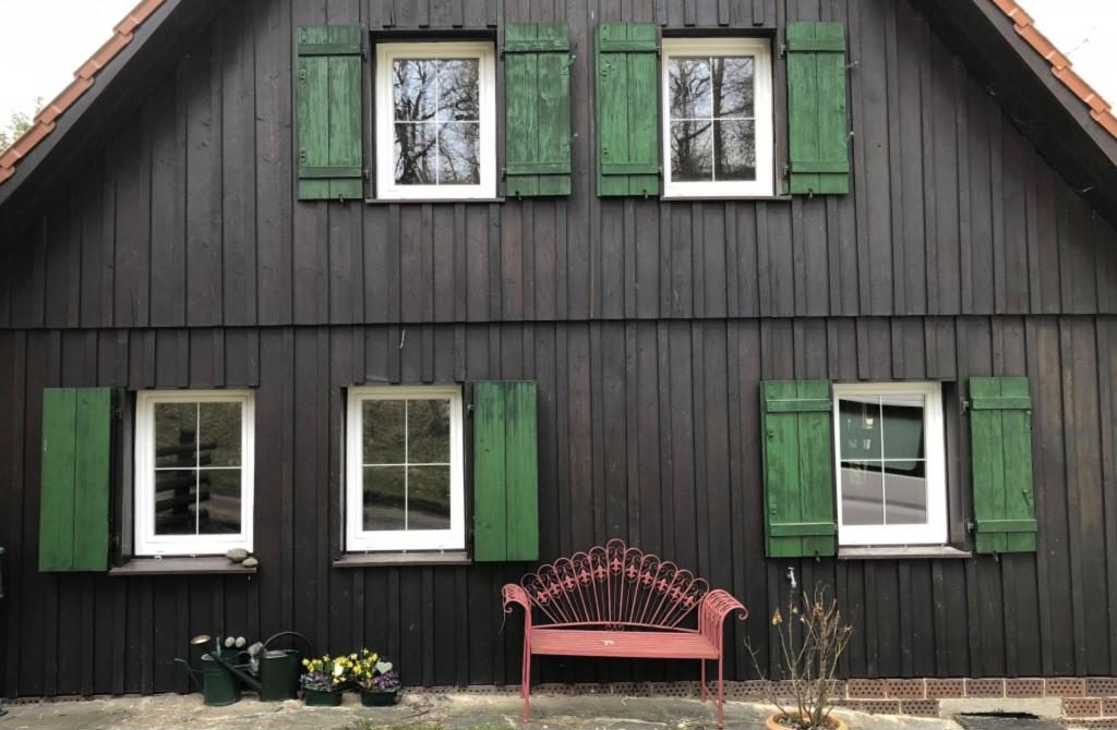 Holzhaus mit neuen weißen Fenstern